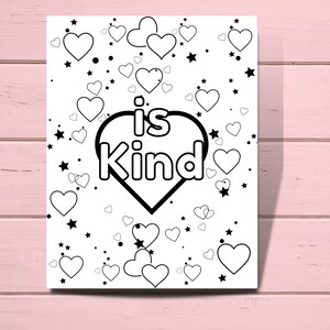 K&ouml;nnte beinhalten: Schwarz-wei&szlig;es Malbuch mit einem gro&szlig;en Herzen in der Mitte, auf dem "is kind" steht. Das Herz ist von kleineren Herzen und Sternen umgeben.