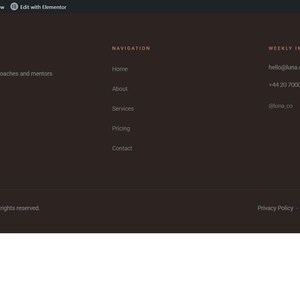 Puede incluir: Captura de pantalla del pie de p&aacute;gina de un sitio web con fondo marr&oacute;n oscuro. El nombre del sitio web "Luna" est&aacute; en color salm&oacute;n. La navegaci&oacute;n y la informaci&oacute;n de contacto est&aacute;n en texto blanco.