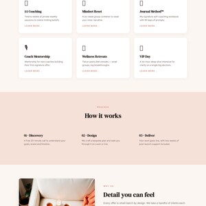 Puede incluir: Una p&aacute;gina de destino de sitio web con una paleta de colores suave y neutra. La p&aacute;gina presenta secciones para servicios, una descripci&oacute;n general del proceso y un llamado a la acci&oacute;n. El texto incluye "How we can work together" y "Book a free discovery call."