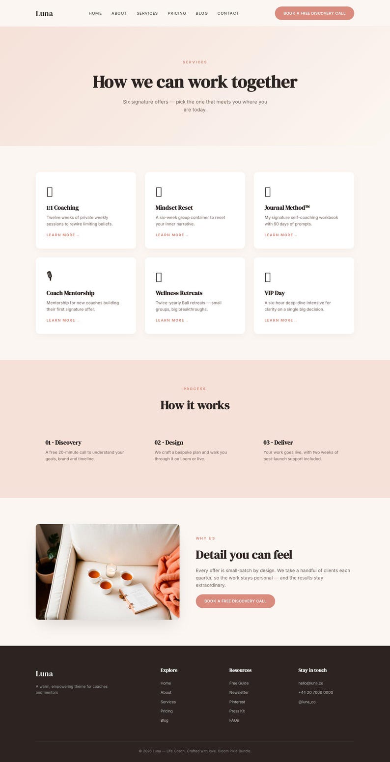 Puede incluir: Una p&aacute;gina de destino de sitio web con una paleta de colores suave y neutra. La p&aacute;gina presenta secciones para servicios, una descripci&oacute;n general del proceso y un llamado a la acci&oacute;n. El texto incluye "How we can work together" y "Book a free discovery call."