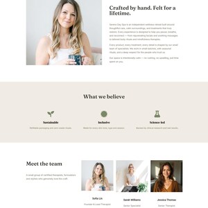 Op de afbeelding: Schermafbeelding van de website van Sereno Day Spa. De pagina bevat het logo van de spa, de kop "Een aardse en organische benadering van de dagspa" en een foto van een vrouw die een mok vasthoudt. De site bevat ook informatie over de diensten en het team van de spa.