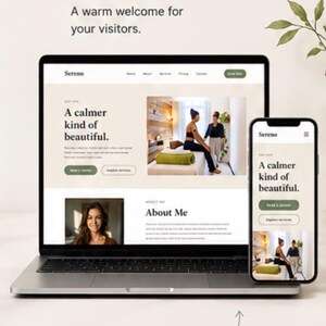 Op de afbeelding: Een laptop en smartphone tonen een website met de tekst "HOME PAGE" en "A warm welcome for your visitors." De website bevat de tekst "A calmer kind of beautiful."