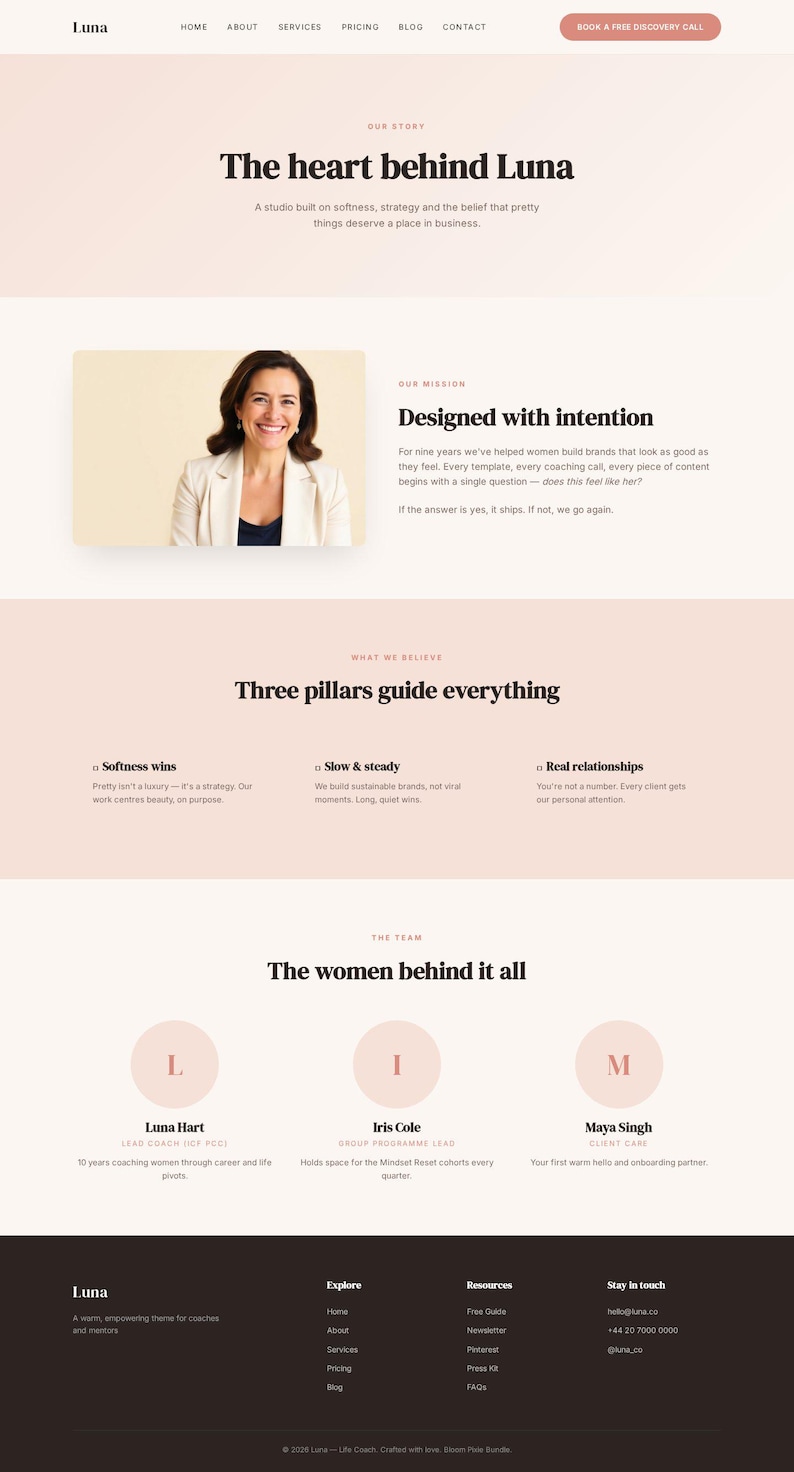 Puede incluir: P&aacute;gina de destino del sitio web de Luna, un estudio centrado en la creaci&oacute;n de marcas. La p&aacute;gina presenta una foto de una mujer, texto y enlaces de navegaci&oacute;n. El dise&ntilde;o utiliza una paleta de colores suaves con secciones para la misi&oacute;n, los valores y el equipo.