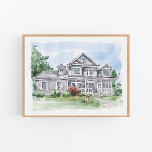 Puede incluir: Pintura a la acuarela de una casa gris de dos pisos con porche, enmarcada en madera clara. La casa tiene m&uacute;ltiples ventanas y buhardillas. Un perro peque&ntilde;o est&aacute; en el jard&iacute;n. &Aacute;rboles verdes y un cielo azul completan la escena.