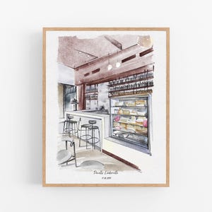Puede incluir: Una impresión en acuarela que representa el interior de una cafetería con una barra, taburetes y una vitrina de cristal llena de comida. La obra presenta tonos marrones y neutros, con el texto "Dowells Leederville" y "17.08.2024" en la parte inferior.