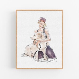 以下が含まれることがあります： 赤い野球帽と白いタンクトップを着た女性が、白い犬を抱きしめながら笑顔を見せる水彩画。女性は腕にタトゥーを入れ、黒いズボンを履いている。犬は後ろ足で立ち、前足を女性の肩に乗せている。