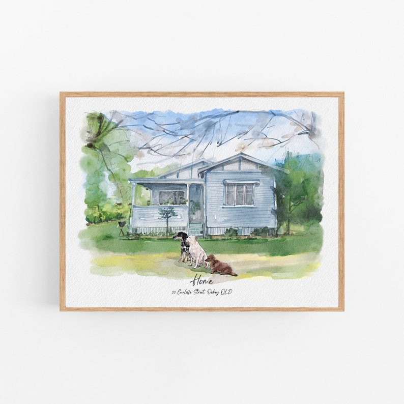 Puede incluir: Pintura a la acuarela de una casa azul claro con porche, enmarcada en madera clara. Dos perros est&aacute;n en el jard&iacute;n delantero. La palabra "Home" est&aacute; escrita en cursiva, con la direcci&oacute;n debajo.