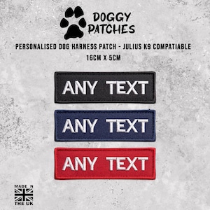 Pode incluir: Três patches retangulares para arnês de cão em preto, azul marinho e vermelho, cada um com o texto "ANY TEXT" em branco. Os patches medem 16 cm x 5 cm e são compatíveis com Julius K9. A imagem também inclui o texto "DOGGY PATCHES" e "MADE IN THE UK".