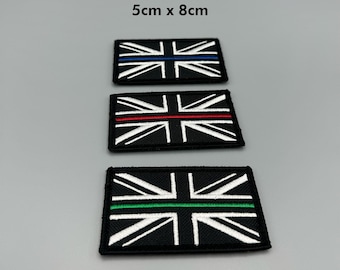 Può includere: Tre toppe ricamate in bianco e nero con una sottile linea blu, rossa e verde sul design della bandiera Union Jack. Le toppe misurano 5 cm per 8 cm e riportano la scritta "UK Thin Line Patch" in alto.