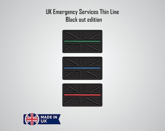 Può includere: Tre toppe ricamate nere con una linea sottile in verde, blu e rosso sul design della bandiera Union Jack. Il testo "UK Emergency Services Thin Line Black out edition" è sopra le toppe. Il testo "MADE IN UK" è sotto le toppe.