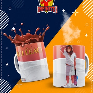 Puede incluir: Dos tazas de cerámica roja y blanca con un personaje de león y el texto "Rei Leão" en una de las tazas. La taza de la izquierda tiene un líquido marrón que sale de ella.