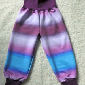 Peut inclure: Pantalon rayé violet et bleu avec une large ceinture élastique et des jambes retroussées.