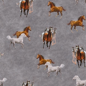Op de afbeelding: Een herhalend patroon van rennende paarden in verschillende kleuren, waaronder bruin, wit en beige, tegen een gevlekte grijze achtergrond. De paarden zijn realistisch weergegeven, met gedetailleerde manen en staarten. Het thema is paardensport.