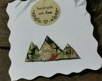 Mountain pin in Japanese paper and resin