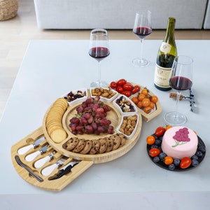 Personalisiertes rundes Charcuteriebrett mit Schiefertablett und Keramikschalen, Bambuskäsebrett mit Zubehör, Hochzeitsgeschenk, Housewarminggeschenk