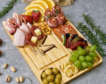 Planche à fromages personnalisée en bambou avec bols de condiments, planche à charcuterie gravée, cadeau de pendaison de crémaillère et d'anniversaire, cadeau de mariage personnalisé