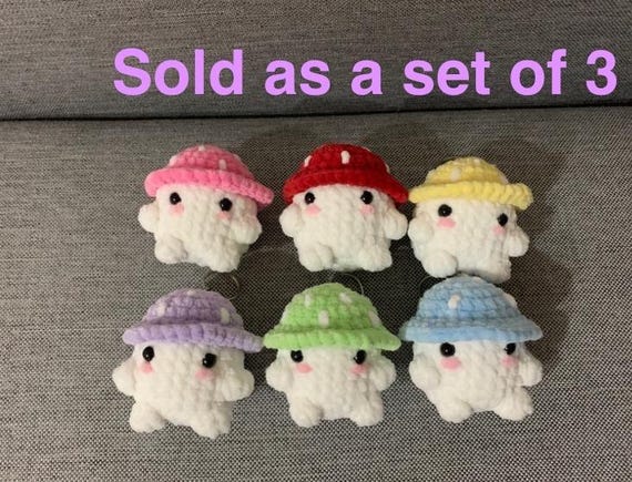 E*n様 頭もふもふきのこさんのキーホルダー◎ 編みぐるみ かぎ針編みのキノコぬいぐるみキーホルダー：編みぐるみキノコ