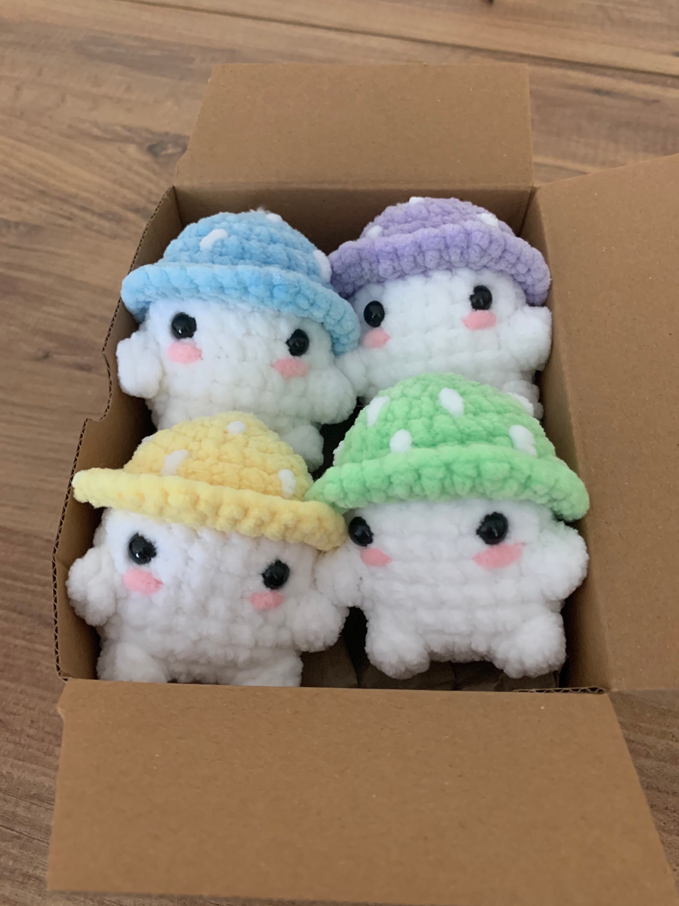 E*n様 頭もふもふきのこさんのキーホルダー◎ 編みぐるみ かぎ針編みのキノコぬいぐるみキーホルダー：編みぐるみキノコ