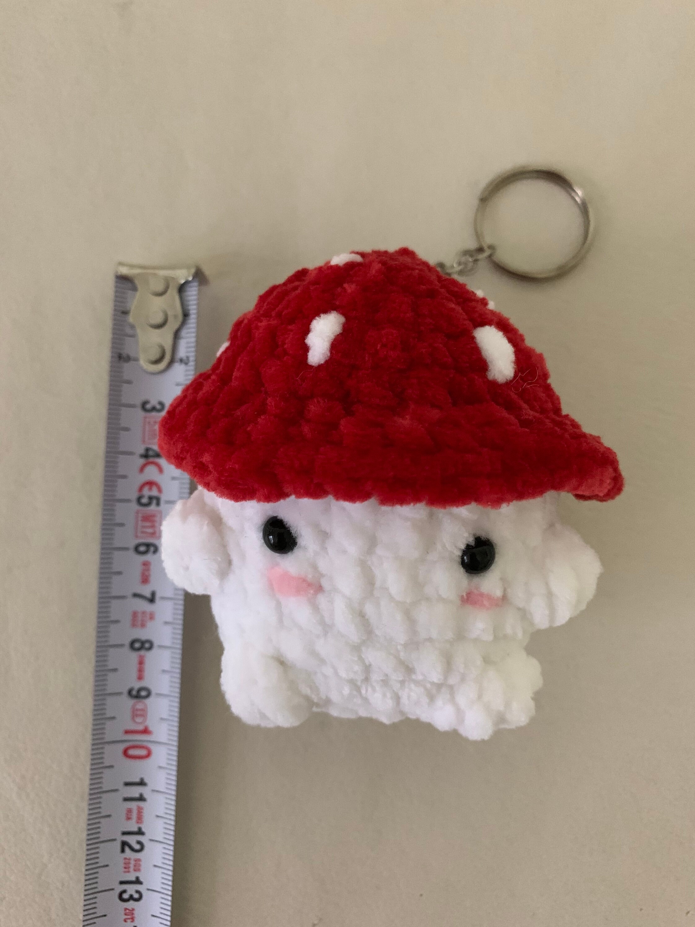 E*n様 頭もふもふきのこさんのキーホルダー◎ 編みぐるみ かぎ針編みのキノコぬいぐるみキーホルダー：編みぐるみキノコ