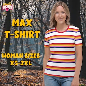 Puede incluir: Camiseta blanca con rayas horizontales rojas, naranjas, amarillas, rosas y azules. La camiseta tiene cuello rojo y mangas cortas. El texto en la camiseta dice "MAX T-SHIRT WOMAN SIZES XS-2XL". El fondo es una escena de bosque.