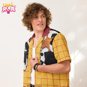 May include: A yellow plaid short-sleeve shirt with a Sheriff badge. The shirt has a cow-print pattern on the front and a red and white plaid pattern on the collar. The text "Dibuja Tu Ropa" is in the upper left corner.