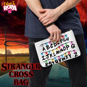 Bolso Crossbody Stranger Things | Mensaje desde el Upside Down | Luces en la Pared