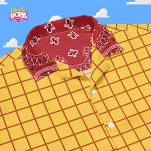 Może przedstawiać: Koszula zapinana na guziki z ż&oacute;łtym wzorem w kratę i czerwonym kołnierzem w stylu bandany. Koszula ma białe guziki i tło z kresk&oacute;wkowym niebem z tekstem "Dibuja Tu Ropa".