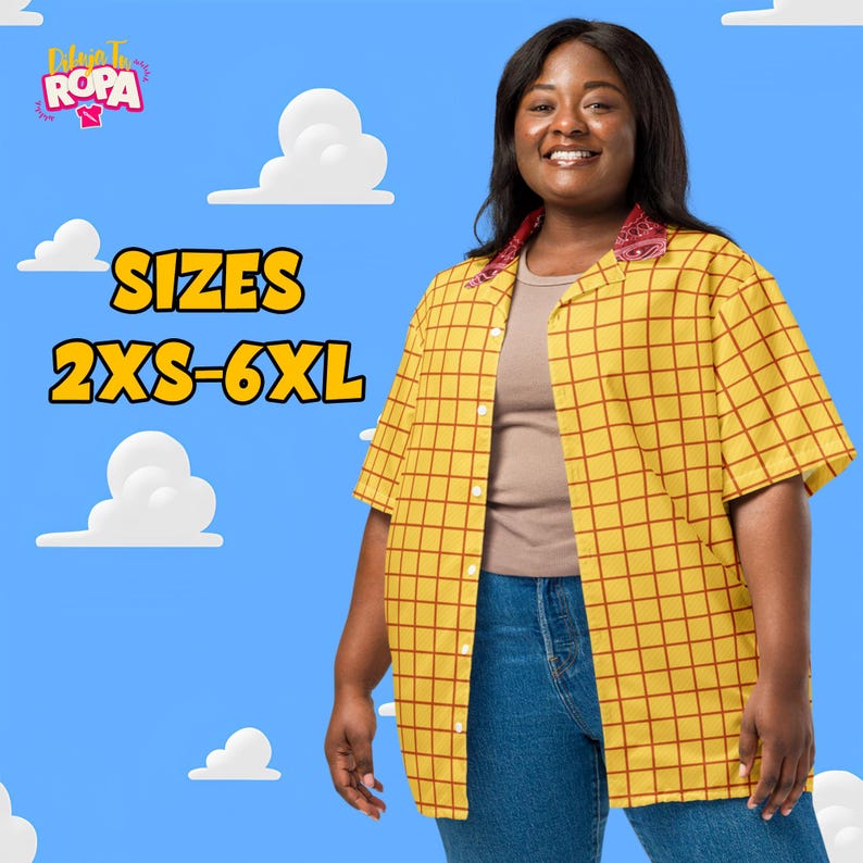 Może przedstawiać: Ż&oacute;łta koszula w czerwoną kratę, połączona z niebieskimi dżinsami. Koszula ma kr&oacute;tkie rękawy i kołnierz z czerwono-r&oacute;żowym wzorem paisley. Tekst "SIZES 2XS-6XL" jest wyświetlany na niebieskim tle.