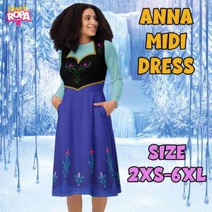 Pode incluir: Um vestido midi azul e preto com um padrão floral e um personagem do filme Frozen. O vestido tem bolsos e o texto "ANNA MIDI DRESS" e "SIZE 2XS-6XL" estão impressos na imagem.