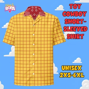 Może przedstawiać: Ż&oacute;łta koszula z kr&oacute;tkim rękawem z czerwonym wzorem kraty, czerwonym kołnierzem w stylu bandany i białymi guzikami. Koszula ma napis "TOY COWBOY SHORT-SLEEVED SHIRT" i "UNISEX 2XS-6XL" na niebieskim tle.