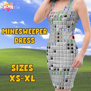 Puede incluir: Vestido sin mangas con un diseño pixelado gris y blanco que recuerda al juego Minesweeper. El vestido tiene un cuello en V y una silueta ajustada. El texto "MINESWEEPER DRESS" y "SIZES XS-XL" se muestran en amarillo.