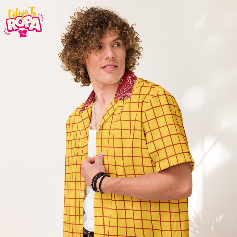 Może przedstawiać: Ż&oacute;łta koszula w czerwono-kratkowy wz&oacute;r z czerwonym kołnierzem w stylu bandany. Koszula z kr&oacute;tkim rękawem jest noszona na białej koszulce. Obraz zawiera r&oacute;wnież tekst "Dibuja Tu Ropa".