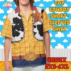 May include: Yellow short-sleeved shirt with a red and brown collar, featuring a cowhide vest design and a sheriff's badge. The shirt has a brown belt with a gold buckle and the text "TOY COWBOY SHORT-SLEEVED SHIRT" and "UNISEX 2XS-6XL".