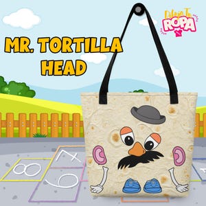 Può includere: Una borsa tote beige con un personaggio di tortilla dei cartoni animati con cappello, baffi e scarpe. La borsa ha manici neri e la scritta "MR. TORTILLA HEAD" in giallo. Lo sfondo mostra una scena di parco.