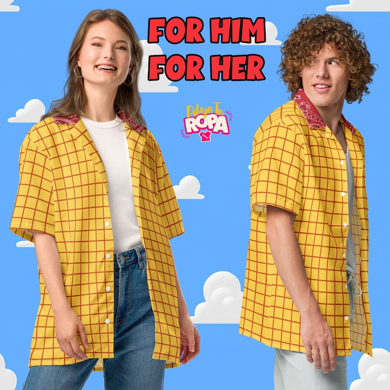 Może przedstawiać: Ż&oacute;łta koszula zapinana na guziki z czerwonym wzorem w kratę, połączona z niebieskimi dżinsami. Koszula ma kr&oacute;tkie rękawy i kołnierz z czerwono-białym wzorem. Tekst "FOR HIM FOR HER" jest wyświetlany nad modelami.