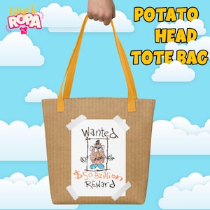 Può includere: Una borsa tote marrone con manici gialli. La borsa ha un ritaglio di carta bianca di un manifesto di ricercato con un disegno animato di Mr. Potato Head. Il manifesto dice "Wanted" e "$50 miliardi di ricompensa". La borsa è contro un cielo blu con nuvole bianche. Il testo "Potato Head Tote Bag" è nell'angolo in alto a destra dell'immagine.