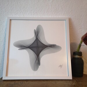 Può includere: Un design geometrico in bianco e nero in una cornice bianca. Il design è una forma a stella stilizzata con linee radianti.
