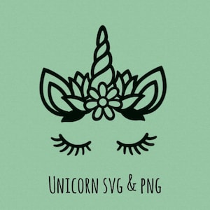 Puede incluir: Diseño de cara de unicornio negro con ojos cerrados, una corona de flores y un cuerno en espiral. El texto "UNICORN SVG & PNG" está impreso debajo sobre un fondo verde claro. Adecuado para manualidades.