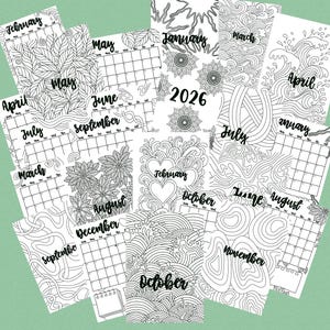Op de afbeelding: Een verzameling zwart-wit kleurkalenders voor het jaar 2026. Elke pagina toont een andere maand met ingewikkelde ontwerpen, waaronder bloempatronen, golven en geometrische vormen. De maanden zijn met de hand beschreven.