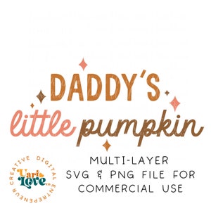 Puede incluir: Un archivo de diseño digital para uso comercial con el texto "DADDY'S little pumpkin" en letras marrones y rosas con estrellas brillantes. El texto está rodeado de un círculo con el texto "Creative Digital Entrepreneur" en letras marrones.