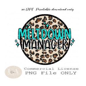 Può includere: Un design rotondo con stampa leopardata marrone e nera con il testo "MELTDOWN MANAGER" in lettere blu turchese.