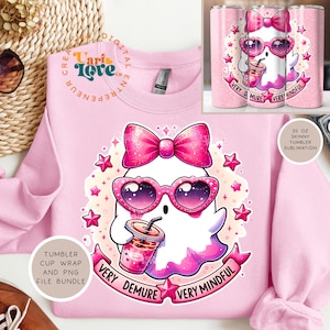 Op de afbeelding: Roze sublimatiedesign voor een slanke tumbler met een cartoon-spook met een roze strik, zonnebril en een roze drankje. De tekst "Very Demure Very Mindful" staat op de tumbler.