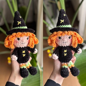 Könnte beinhalten: Handgefertigte Häkelpuppe einer Hexe mit orangefarbenem Haar, einem schwarzen Hut mit gelben Sternen und einem schwarzen Outfit mit gelben Akzenten. Die Puppe hat ein lächelndes Gesicht und gemusterte Beine. Eine skurrile Halloween-Dekoration.