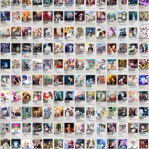 Pu&ograve; includere: Un collage di 81 design di poster di anime con vari personaggi e titoli. I poster sono disposti in una griglia e hanno un'estetica retr&ograve;. Alcuni dei titoli includono "L'Attacco dei Giganti", "Your Name", "Toradora!", "My Hero Academia", "Death Parade", "Fairy Tail", "One Punch Man", "Bleach" e "Angeli della Morte".