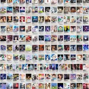 Pu&ograve; includere: Un collage di 64 design di poster di anime con vari personaggi e scene di serie anime popolari. I poster sono disposti in una griglia e hanno un'estetica vintage.
