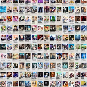 Pu&ograve; includere: Un collage di 100 poster di anime con sfondo bianco. Ogni poster presenta un titolo e personaggi di anime diversi. I poster sono disposti in una griglia.
