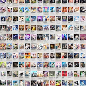 Pu&ograve; includere: Un collage di 64 poster di anime con una variet&agrave; di personaggi e scene. I poster sono disposti in una griglia e presentano un'estetica minimalista con uno sfondo bianco e testo nero. I poster includono titoli come "Horimiya", "Soul Eater", "Your Name", "Hunter x Hunter", "Death Note", "One Piece", "Tokyo Revengers" e "Trigun".