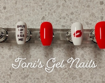 Uñas postizas de labios rojos y blancos: estilo ataúd corto, esmalte de gel hecho a mano
