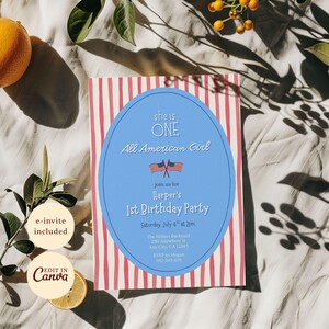 Könnte beinhalten: Eine Geburtstagseinladung mit einem rot-weiß gestreiften Hintergrund. Die Einladung zeigt ein blaues Oval mit dem Text "she is ONE All American Girl". Sie enthält Details für Harpers 1. Geburtstagsparty, einschließlich Datum, Uhrzeit und Ort.