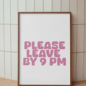 Könnte beinhalten: Ein gerahmter Druck mit weißem Hintergrund und rosa Schriftzug "PLEASE LEAVE BY 9 PM".